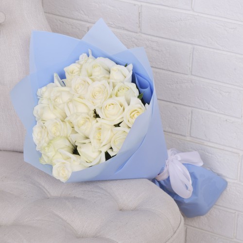 Купить на заказ Букет из 21 белой розы с доставкой в Аксае