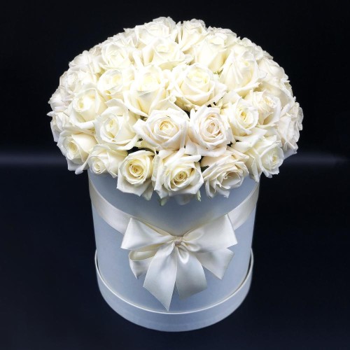 Купить на заказ 51 белая роза в коробке с доставкой в Аксае