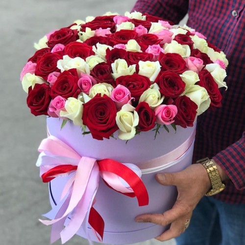 Купить на заказ 51 радужная роза в коробке с доставкой в Аксае