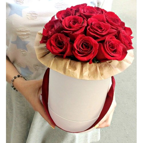 Купить на заказ 11 красных роз в коробке с доставкой в Аксае