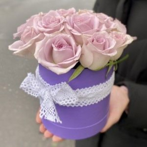 Купить на заказ 9 фиолетовых роз в коробке с доставкой в Аксае